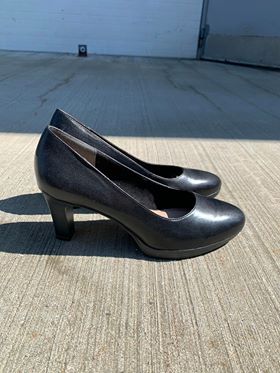 Elegant sorte skindpumper fra Tamaris - Must-have til garderoben