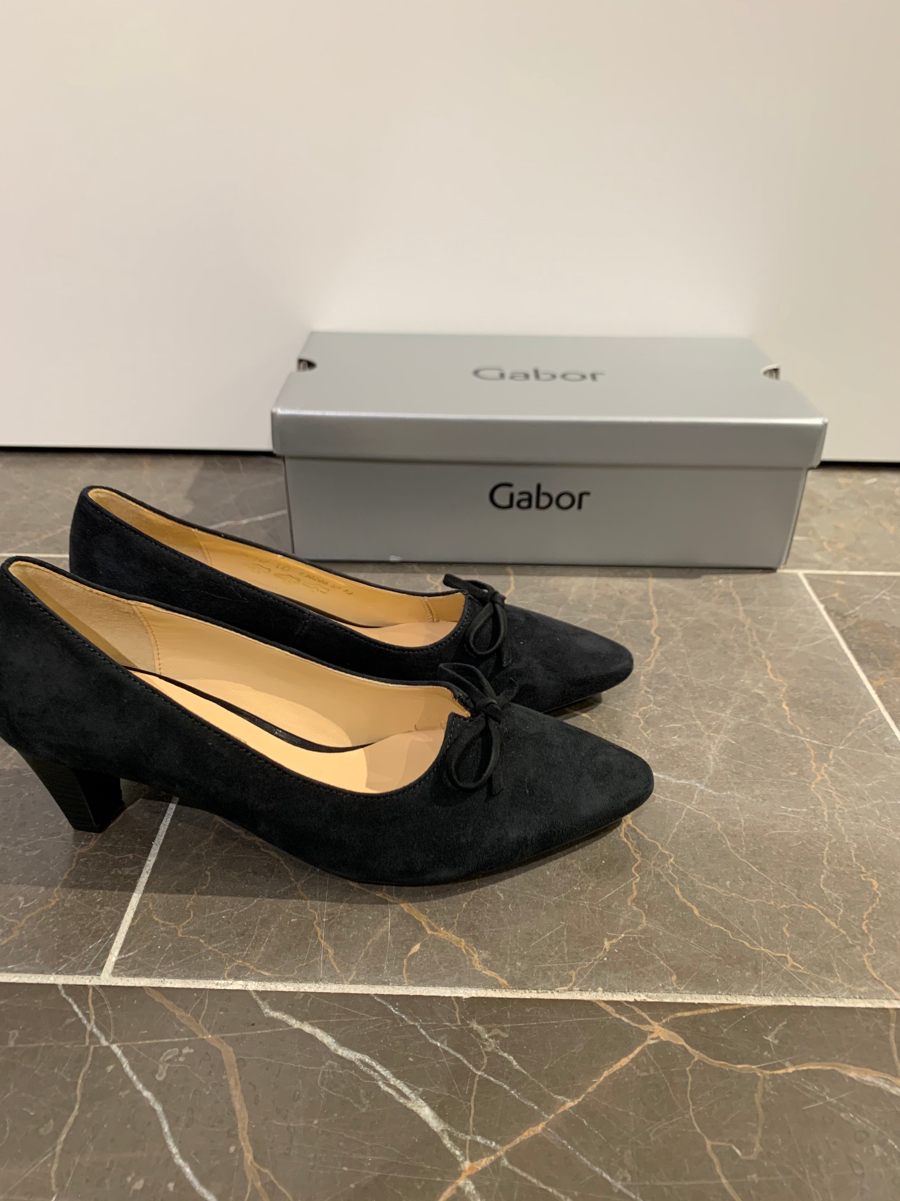 Elegant mørkeblå pumps med sløjfe fra Gabor – Stil & Komfort