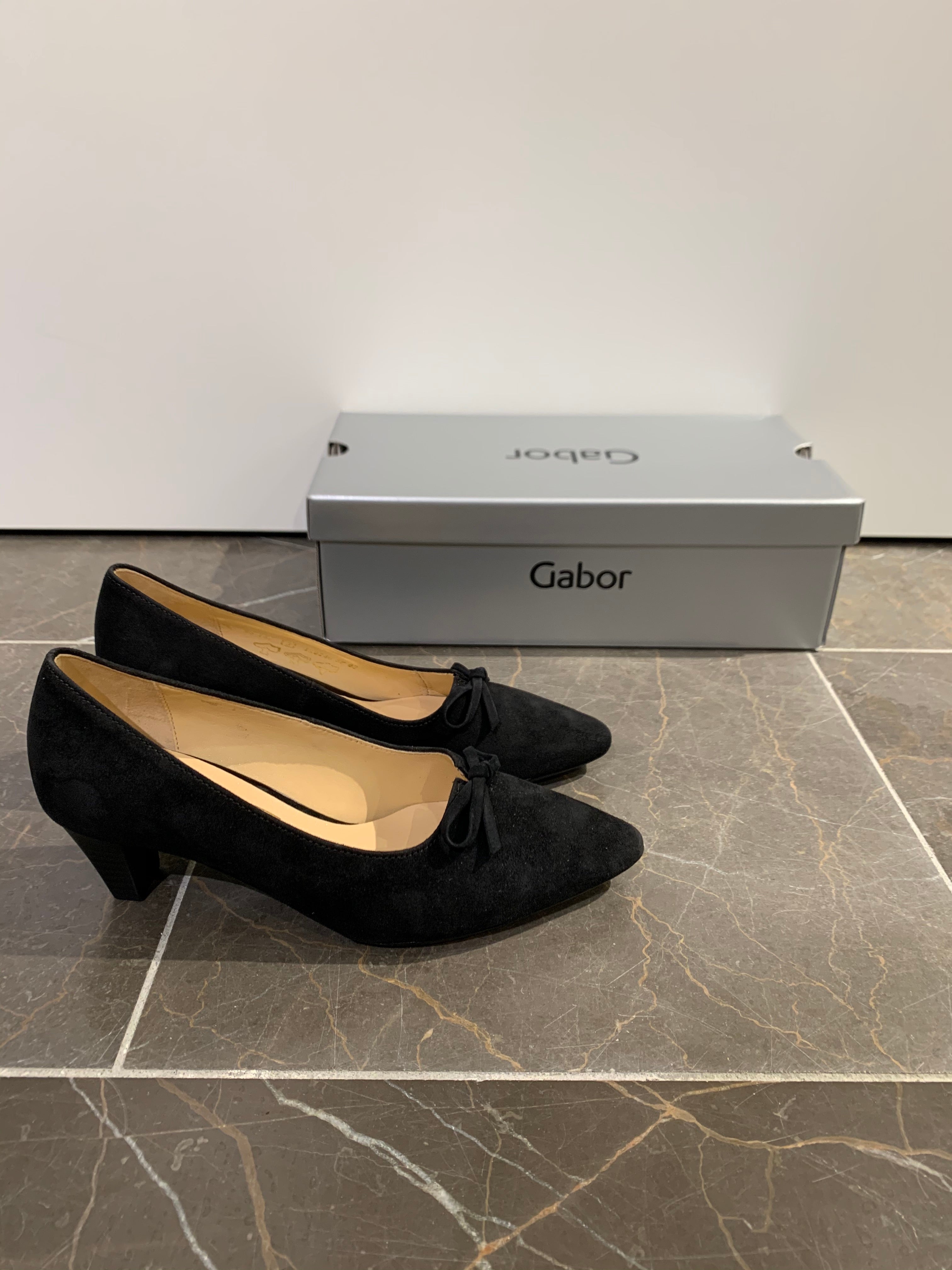 Elegant Gabor Pumps i Sort med Sløjfe – Perfekt til Fest og Hverdag