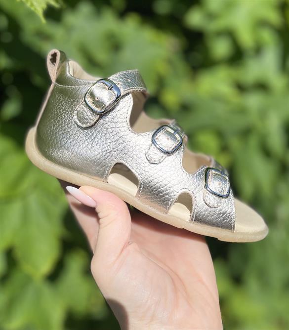 Børnesandal 'ala Babybotte' i Stone Metal – Ideel til Leg